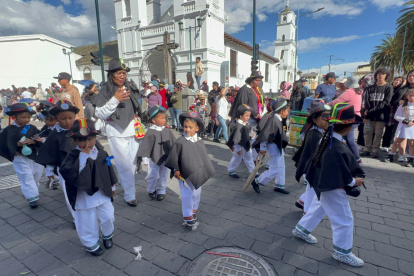 Salcedo. Uno de los grupos de alumnos del plantel participa del evento.