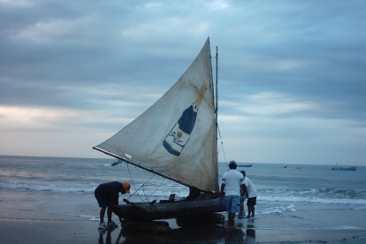 Playas. Una de las balsas que aún se observa surcando los mares.
