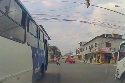 El bus urbano irrespeta la semaforización.