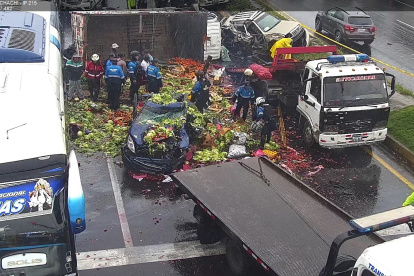 Uno de los vehículos involucrados transportaba verduras.