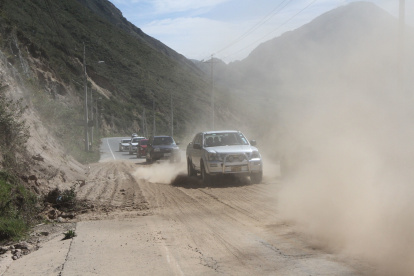 Las lluvias provocan la caída de escombros en la vía Calacalí. El material obstaculiza el paso y a veces causa cierres prolongados del tránsito.