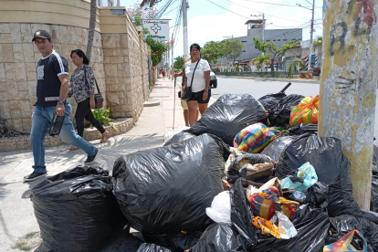 Insalubridad. Las calles amanecieron con grandes cantidades de basura.