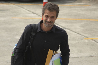 Rodolfo Sancho regresa a su natal España tras una decisión del juez en el caso de su hijo.