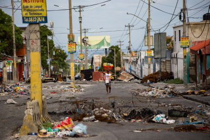 Puerto Príncipe. Una mujer camina por una de las calles de esta capital.