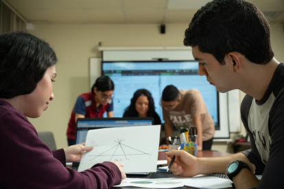 Estudiantes. Aplican las matemáticas en la resolución de problemas, en el ámbito empresarial y científico.