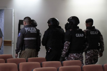 Audiencia. Policías trasladan a un testigo protegido, en edificio judicial.