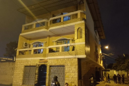 Detenciones. Policías ejecutan un allanamiento contra la extorsión.