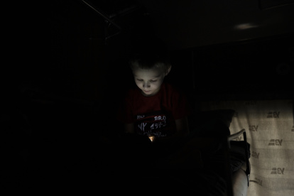 Un niño huye con su familia en tren de las zonas de combates en Dnipro (Ucrania).