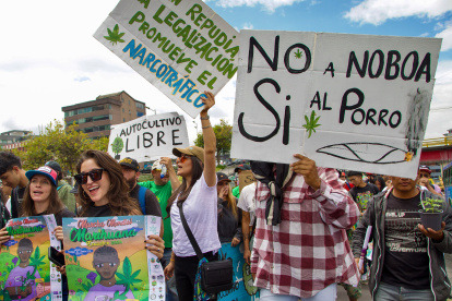 Personas se manifiestan durante la Marcha Mundial de la Marihuana este jueves, en Quito (Ecuador).