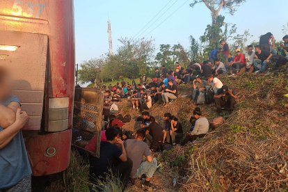 Minatitlán. Migrantes abandonados en autobuses este martes, en un municipio del estado de Veracruz (México).