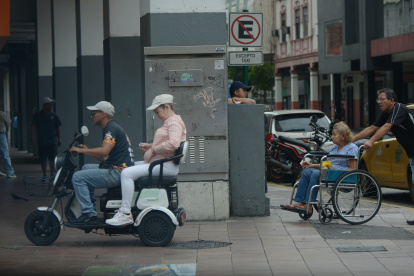 Molestias. Los conductores de estas motos transitan por las veredas, interrumpiendo el paso de los peatones.