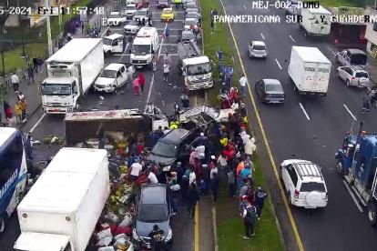 El camión impactó a 13 vehículos en la Panamericana Sur.