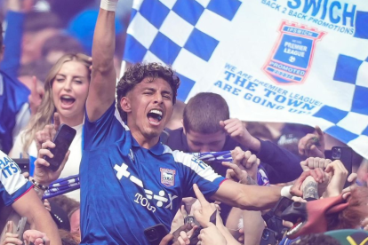 El volante tricolor Jeremy Sarmiento ascendió con su equipo a la Premier League.