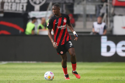 William Pacho es titular habitual en la defensa de Eintracht Frankfut.