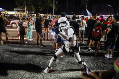 Una persona disfrazada de Stormtrooper, de la saga "Star Wars", posa en Río de Janeiro (Brasil).