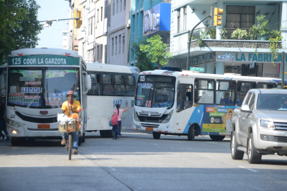 Peligros. Los ciudadanos mencionan que las unidades no se detienen en las paradas determinadas. O también recogen a pasajeros en la mitad de la vía, como en el centro de Guayaquil.
