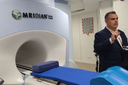 Tecnología. El equipo combina la resonancia magnética y la radioterapia de precisión en un solo dispositivo con la visualización del tumor en tiempo real durante todo el tratamiento.