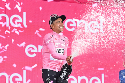 El ciclista ecuatoriano Jhonatan Narváez con la maglia rosa como líder del Giro de Italia.