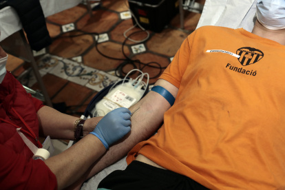 Imagen referencial de una persona donando sangre.
