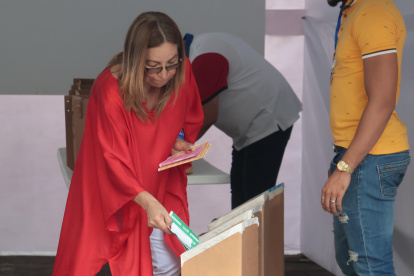 Una mujer vota en la jornada de elecciones generales en Ciudad de Panamá.
