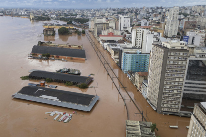 Fotografía aérea tomada que muestra una zona inundada , tras la crecida del lago Guaíba en la ciudad de Porto Alegre.