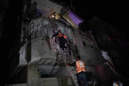 Operaciones de evacuación en Gaza tras un bombardeo israelí.