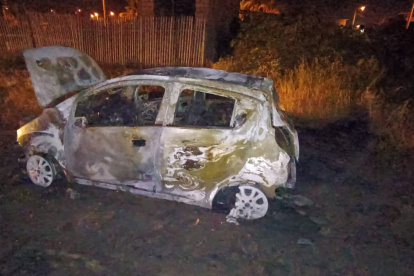 Barrio. En Nueva Jerusalén, en Santa Elena, antisociales quemaron el vehículo en la madrugada.