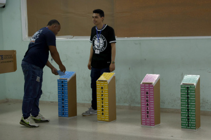 Un ciudadano deposita su voto este domingo, en Ciudad de Panamá (Panamá).