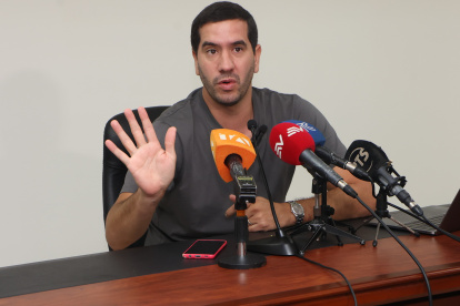 El ministro encargado de Energía, Roberto Luque, durante una rueda de prensa la tarde de este domingo 5 de mayo.