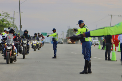 Agentes de tránsito llevaron a cabo controles para facilitar el flujo vehicular