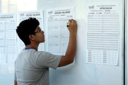 Un suplente de mesa escribe sobre una lista durante el cierre de los centros electorales este domingo, en Ciudad de Panamá (Panamá).