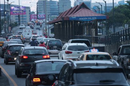 Control. Agentes de tránsito se han colocado cerca de la estación, con el fin de direccionar a los conductores y descongestionar la vía.