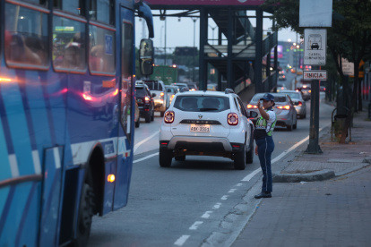 Control. Agentes de tránsito se han colocado cerca de la estación, con el fin de direccionar a los conductores y descongestionar la vía.