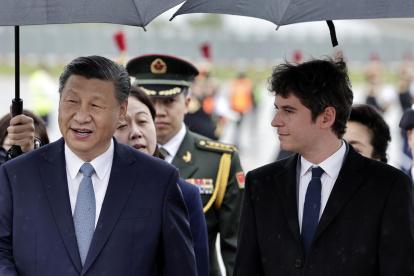 Xi Jinping, presidente de China, fue recibido por el primer ministro francés, Gabriel Attal, a su arribo a París.