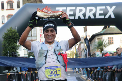 Remigio Huaman ganó la prueba de 80 kilómetros estableciendo récord en la prueba.