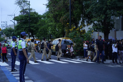 Personal de la ATM se instaló en el Vicente Rocafuerte para descongestionar la zona.