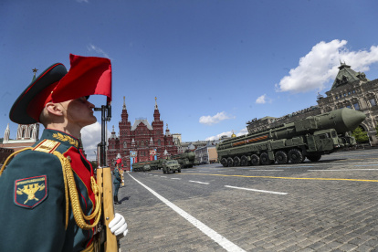 Los lanzadores de misiles balísticos intercontinentales rusos "Yars" participan en el ensayo general del desfile militar del Día de la Victoria en la Plaza Roja de Moscú, Rusia, el 5 de mayo de 2024.