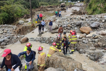 En la vía Marianza - Sayausí, se ha reportado que en el kilómetro 14 hay 130 metros de longitud que aún acumulan aproximadamente 12.000 m³ de escombros.