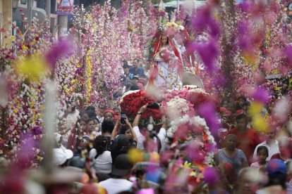 Una multitud participa del festival de Flores y Palmas, dedicado a la Virgen de Concepción, este domingo en Panchimalco (El Salvador).
