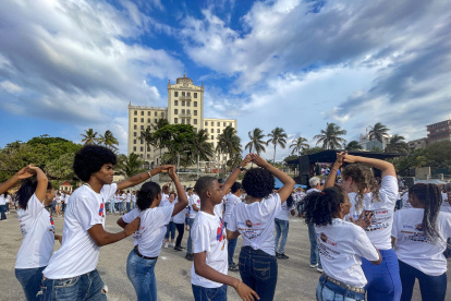 Jóvenes bailan en el malecón para batir un récord mundial