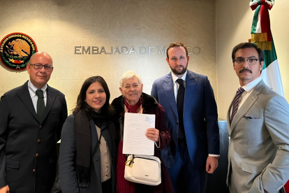 Norma Espinel, madre del exvicepresidente sentenciado Jorge Glas, en la Embajada de México.