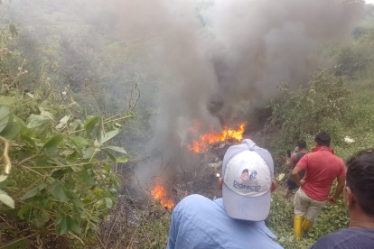Varios ciudadanos se acercaron al punto para saber que había ocurrido.
