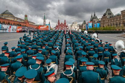 Moscú. Los militares rusos participan en el ensayo general del desfile militar del día de la Victoria en la Plaza Roja, este 5 de mayo de 2024.