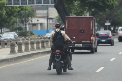 Hecho. Agentes policiales no usan casco en la avenida Barcelona.