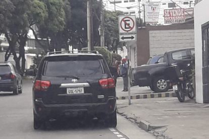Vehículo. En 2022, el entonces asambleísta correísta Ronny Aleaga manejaba este auto, pero en 2023 fue adquirido por el abogado Daniel Frías.