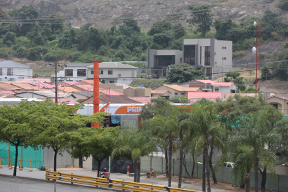 Queja. Entre esta gasolinera y las viviendas solo hay un muro de concreto. La instalación se ubica en medio de dos etapas.