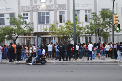 Operativo. En el colegio fiscal Guayaquil, personal policial y de la ATM se instalaron pasadas las 06:00. No hubo incidentes, pero sí quejas por el tráfico.