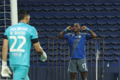 El delantero Jaime Ayoví celebró el gol de penal convertido ante Universidad Católica