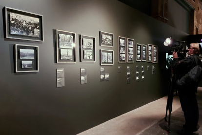 Vista de las fotos inéditas sobre crímenes de guerra cometidos por soldados alemanes durante la II Guerra Mundial