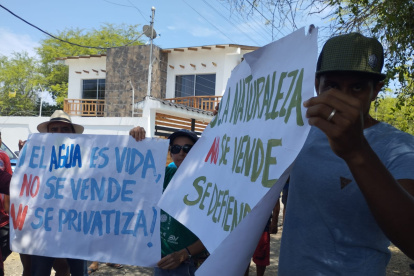 Habitantes de la comuna Olón rechazaron la tal de árboles y la construcción de una edificación en el lugar.